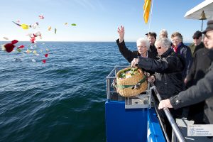 seebestattung blütenblätter