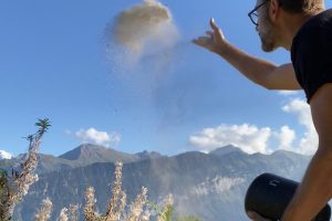 oase der ewigkeit mann streut asche in den wind