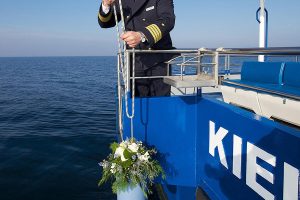 seebestattung illustration mit kapitän