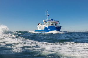 seebestattung auf hoher see wellen mit schiff