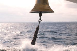 seebestattung illustration mit schiffsglocke