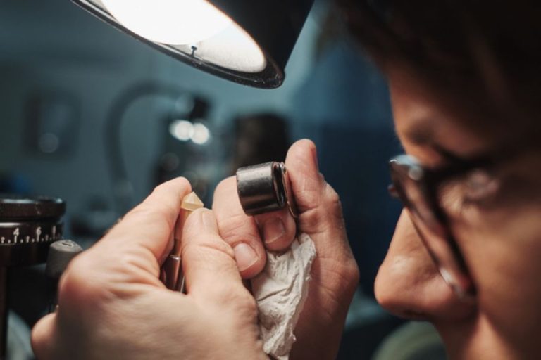 szene aus der herstellung von erinnerungs-edelsteinen