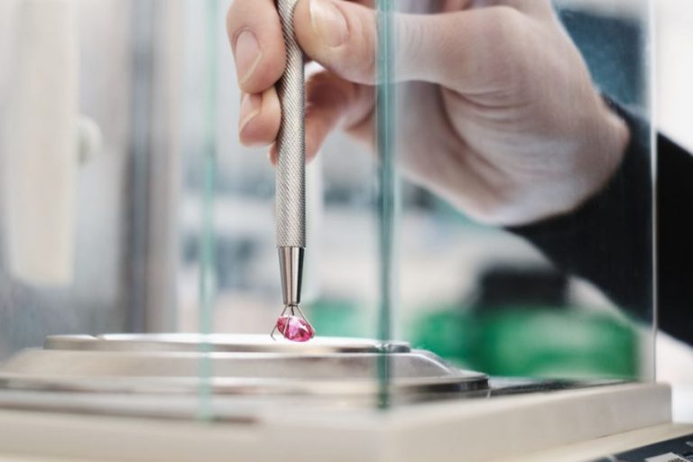 szene aus der herstellung von erinnerungs-edelsteinen