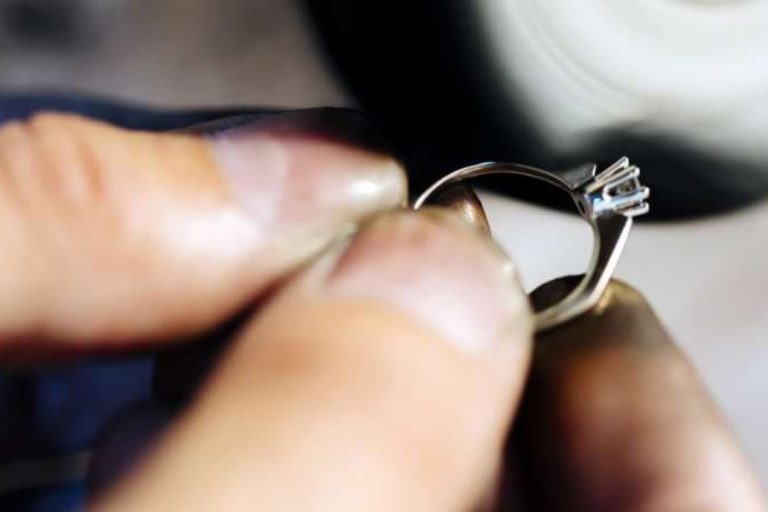 silbener ring mit gefasstem edelstein