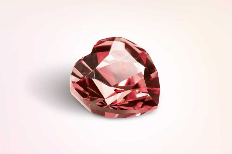 herzförmiger, präzise geschliffener edelstein, gefertigt als erinnerungsstein