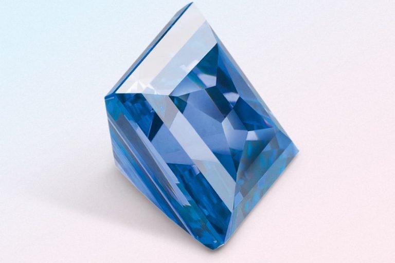 quadratischer, blau gefärbter edelstein, der als erinnerungsstein gefertigt wurde