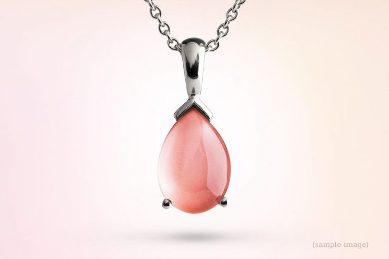 silberne halskette mit gefasstem, rotem edelstein, gefertigt als erinnerungsstein