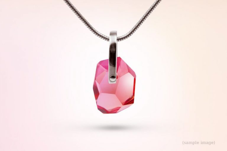 silberne halskette mit rubinrotem edelstein, gefertigt als erinnerungsstein