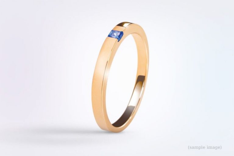 goldener fingerring mit blauem edelstein, gefertigt als erinnerungsstein