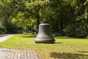 friedhof eichenau impression mit glocke