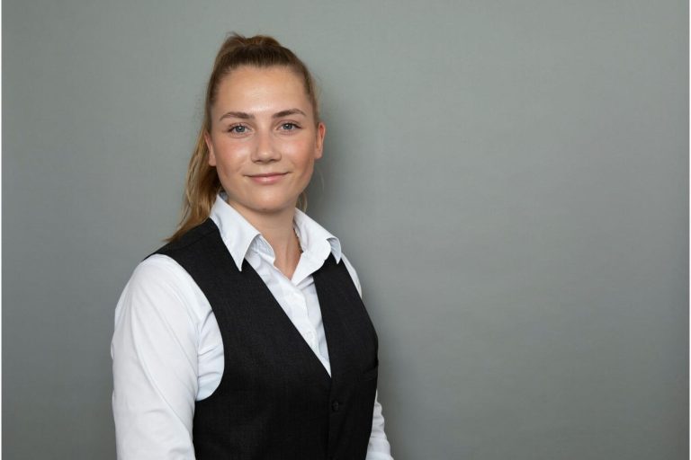 Paula Dickhoff, Bestattungsfachkraft bei Karl Albert Denk Bestattungen